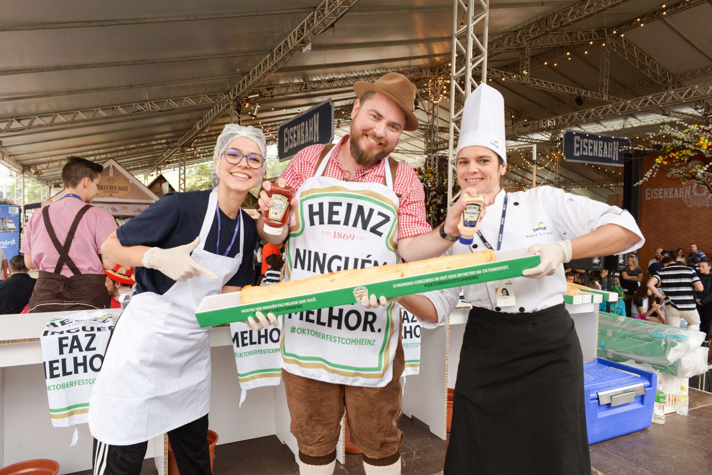 Heinz desafia participantes a comerem um metro de salsicha na Oktoberfest de Blumenau