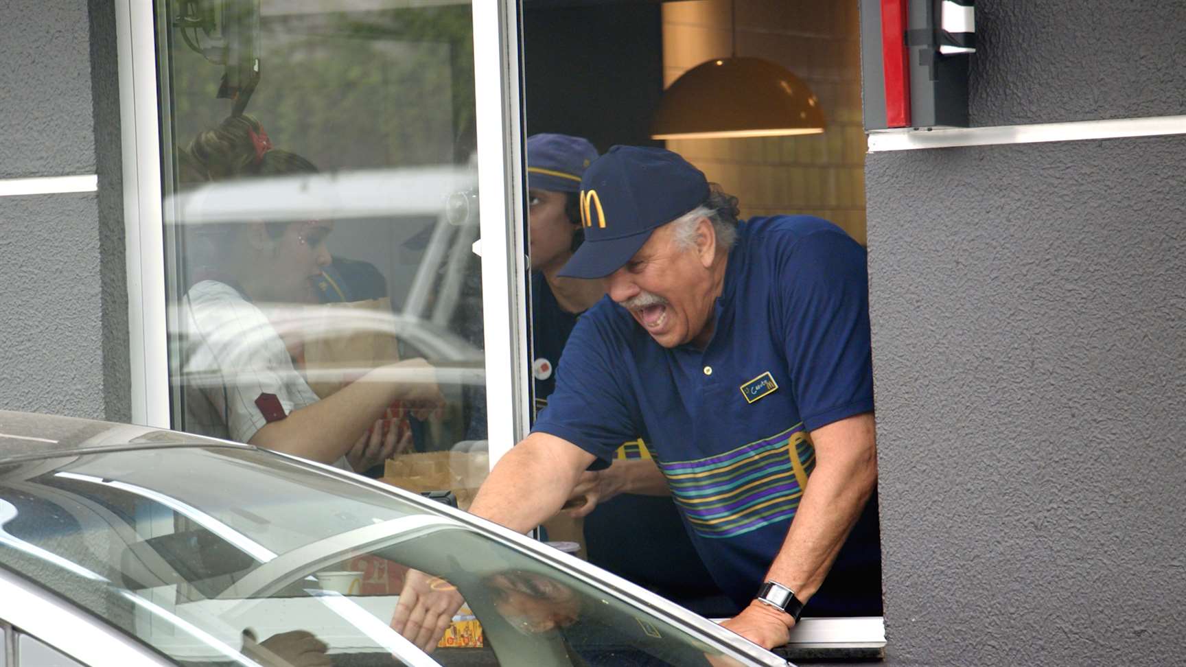 Marcio Canuto atende clientes do McDonald’s em nova campanha