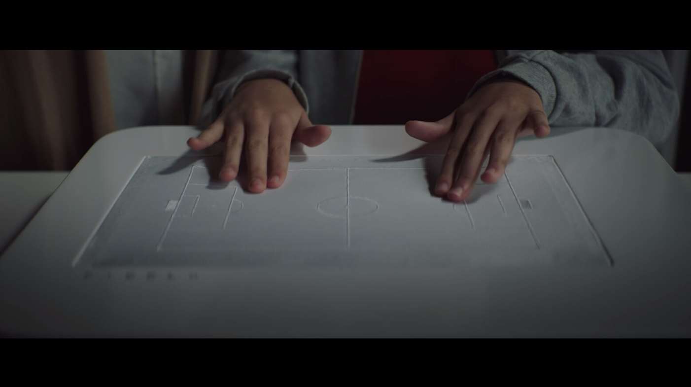 O Santander apresenta o Fieeld, um dispositivo que permite que os deficientes visuais sigam jogos de futebol com as pontas dos dedos