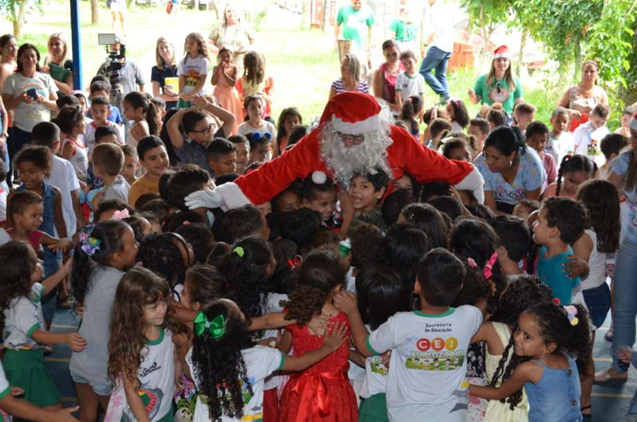 Papai Noel dos Correios leva alegria a alunos de escola pública do DF