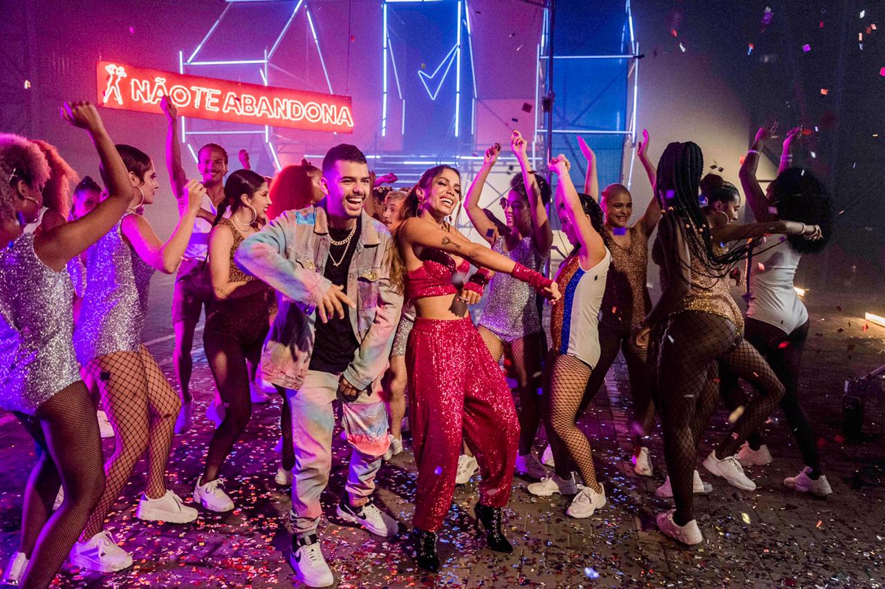 Estreia de Rexona by Anitta teve aulão de dança, desafio e a Anitta