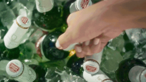 Stella Artois celebra a descontração dos momentos vividos ao redor da mesa