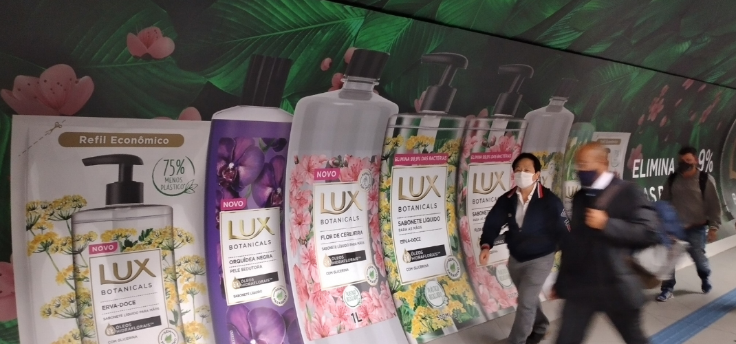Sabonetes Lux promovem ação sensorial na Estação Paulista do metrô 