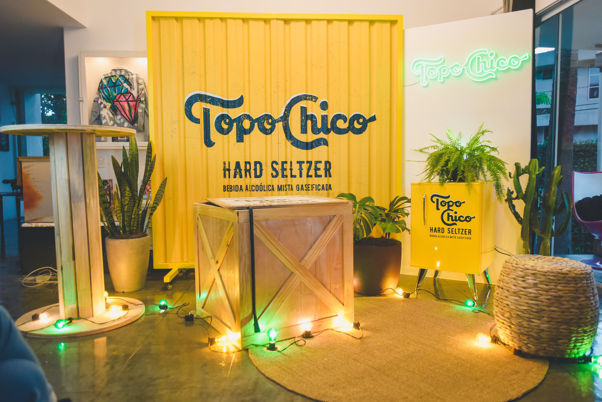 Topo Chico monta bar na casa de influencers para o EMA 2020