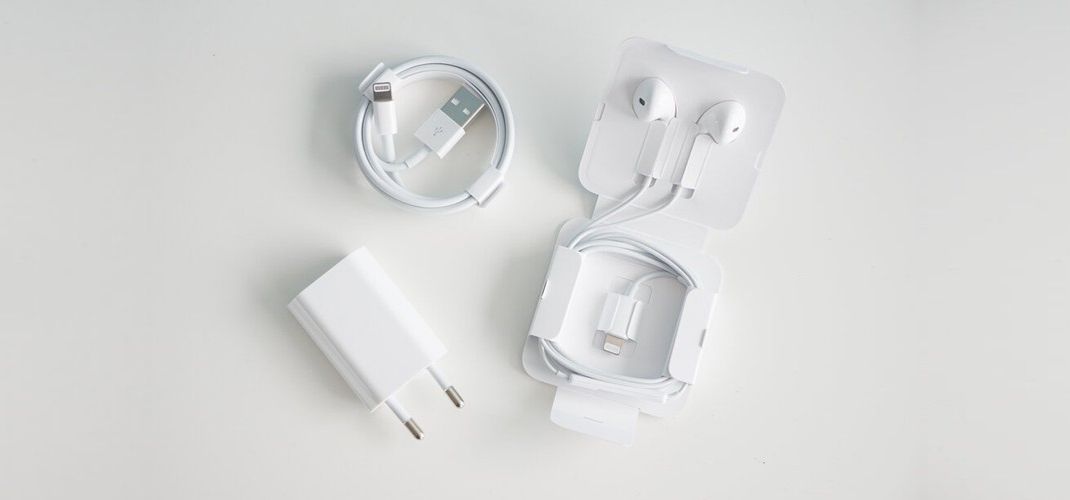 Procon-SP exige que Apple forneça carregador em novos iPhones