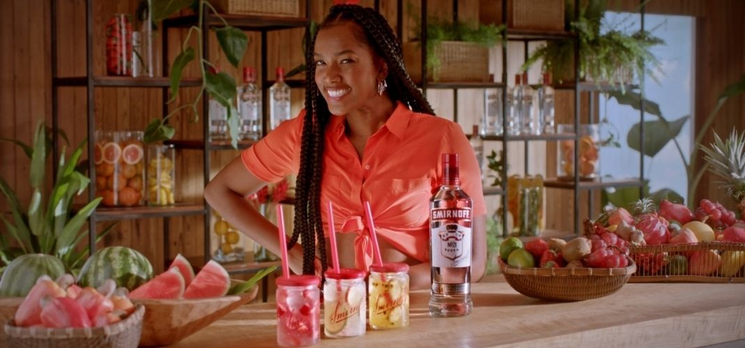 Smirnoff convida Iza para mostrar o jeito brazuca de beber vodka