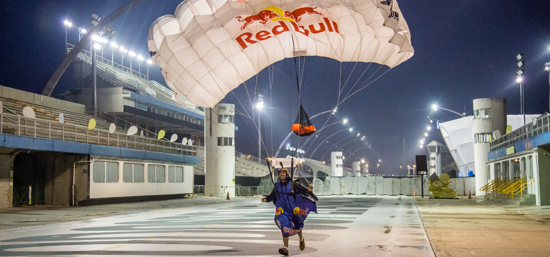 Desfile nas alturas: se não pode pular Carnaval, a Red Bull salta!