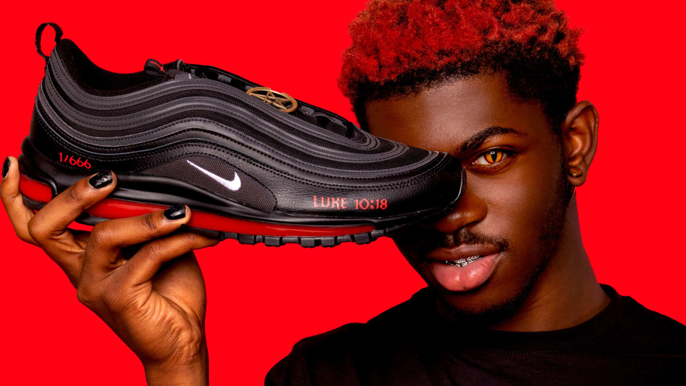 O diabo veste Nike: rapper Lil Nas X lança modelo não oficial de ‘tênis satânico’