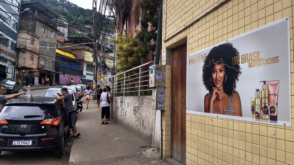 Outdoor Social gera cestas básicas com publicidade nas favelas