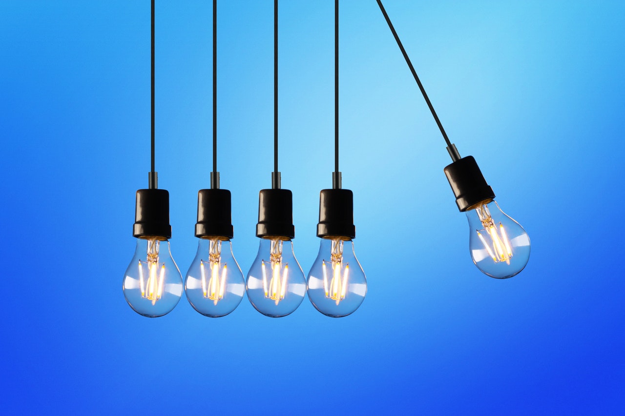 lâmpadas simbolizando criatividade e dados