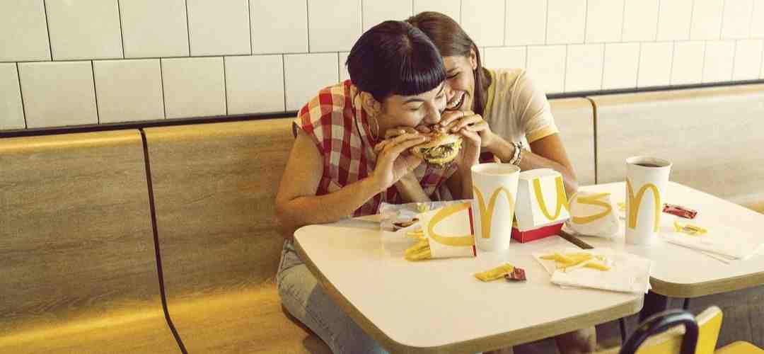 McDonald’s: campanha escreve palavras com o logo da marca