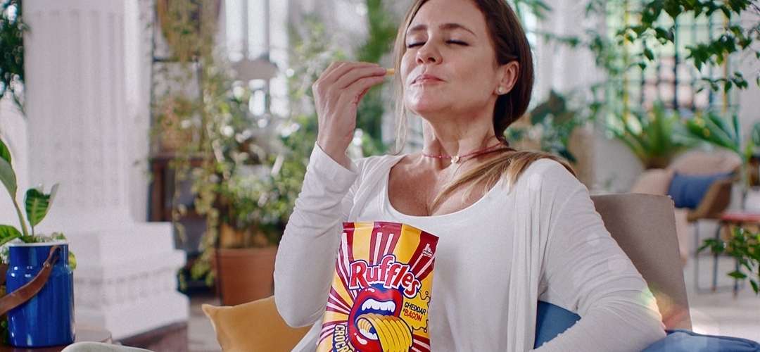Ruffles Cheddar & Bacon lança campanha com a atriz Adriana Esteves