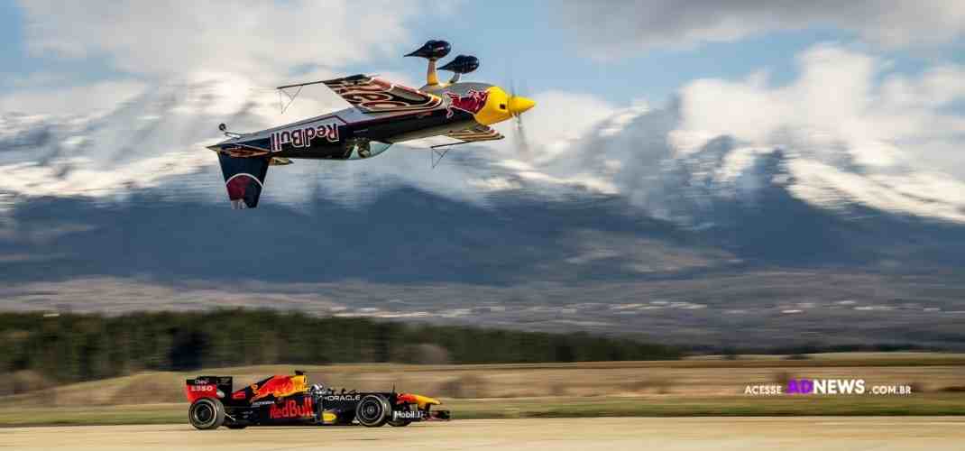Red Bull Racing promove corrida entre carro de F1 e avião de ponta-cabeça