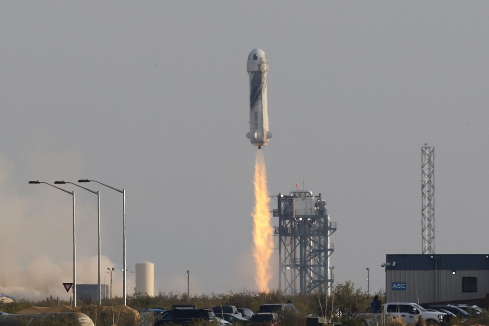 Jeff Bezos vai ao espaço sem piloto em nave da Blue Origin