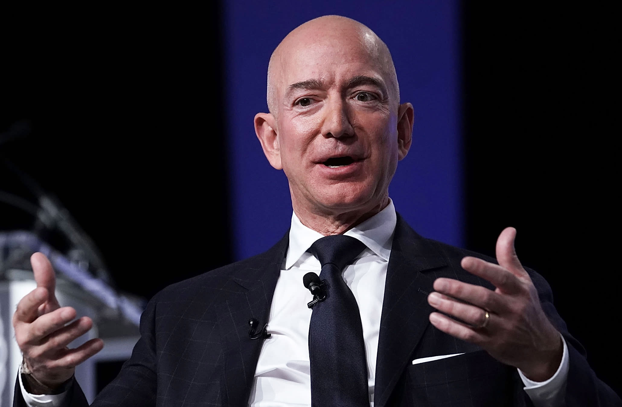 Jeff Bezos deixa liderança da Amazon para ir ao espaço