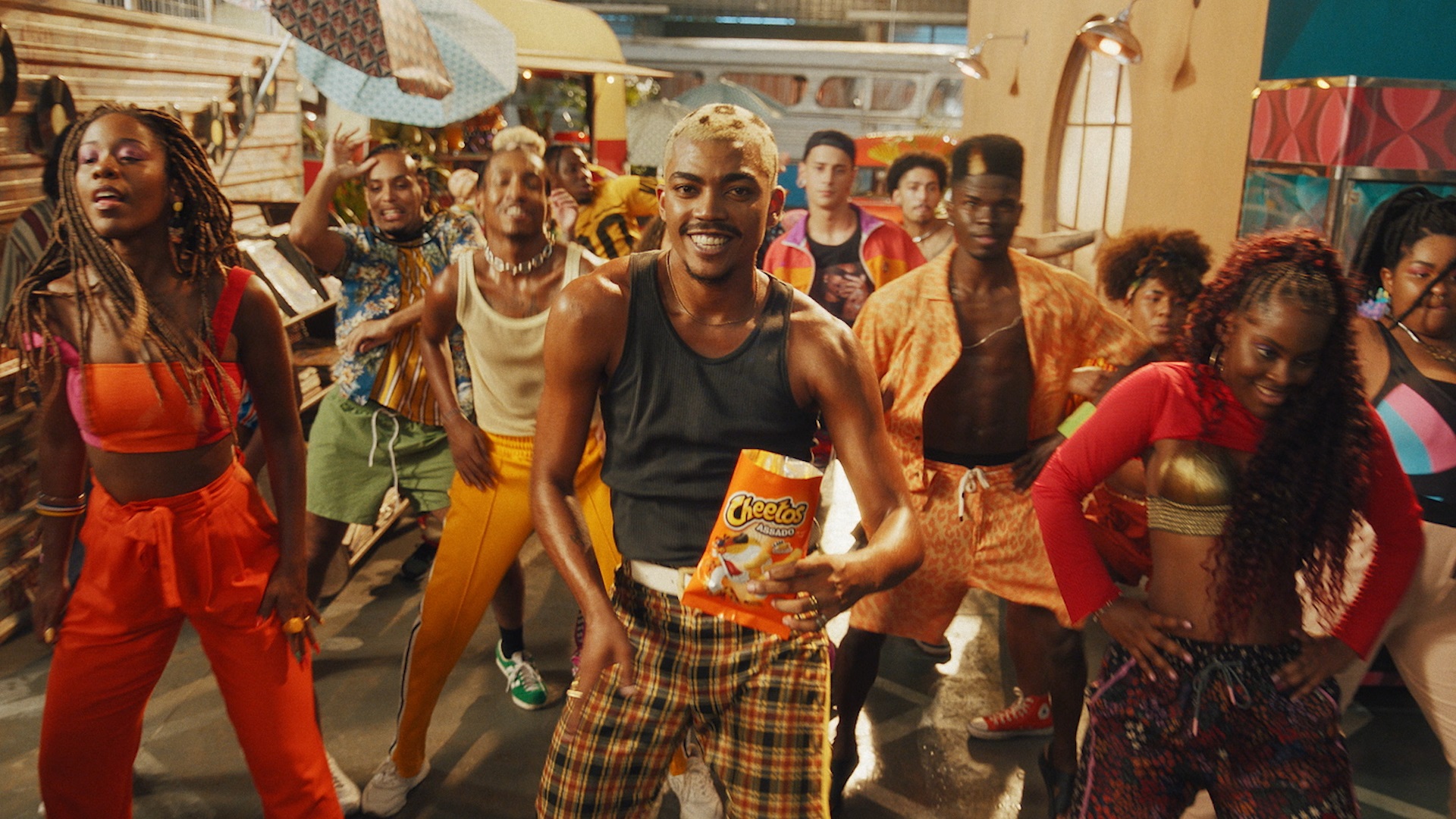 Cheetos fala sobre aroma inconfundível em comercial com muita dança