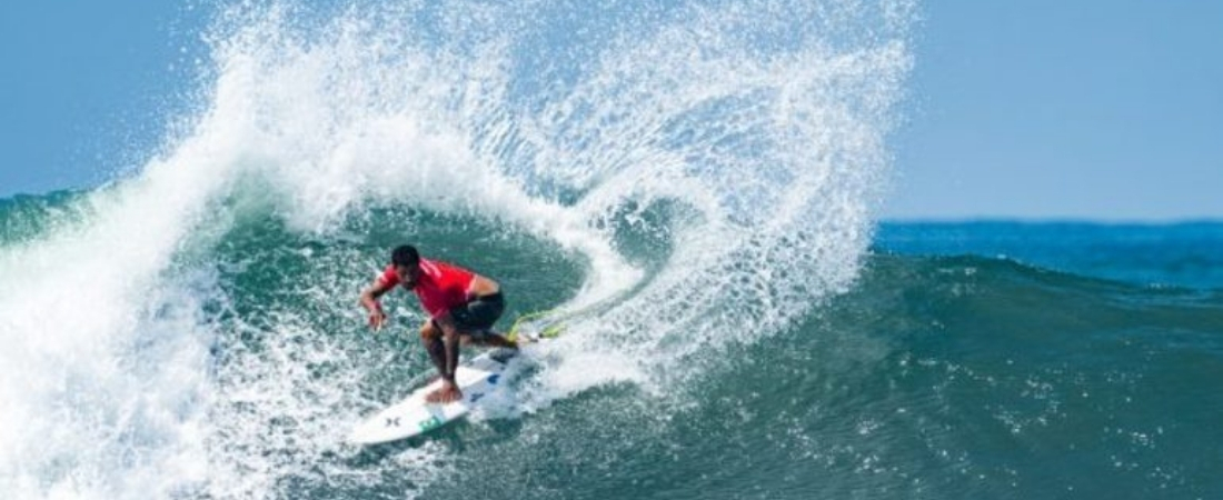 Mundial de Surfe: brasileiros Medina e Toledo decidem título