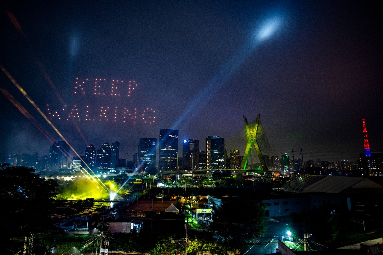 Johnnie Walker lança ‘Keep Walking Day’ com show de drones