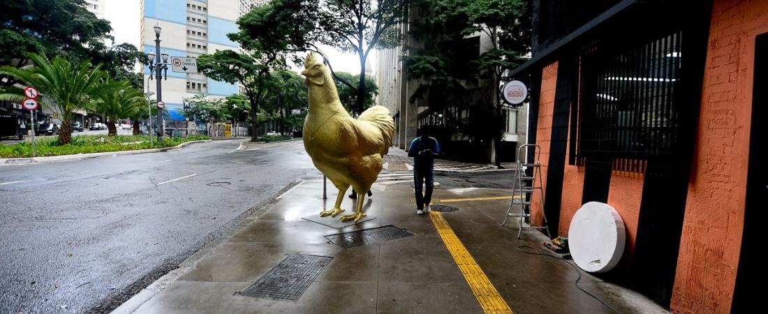 NotCo instala Frango gigante dourado no Centro de São Paulo
