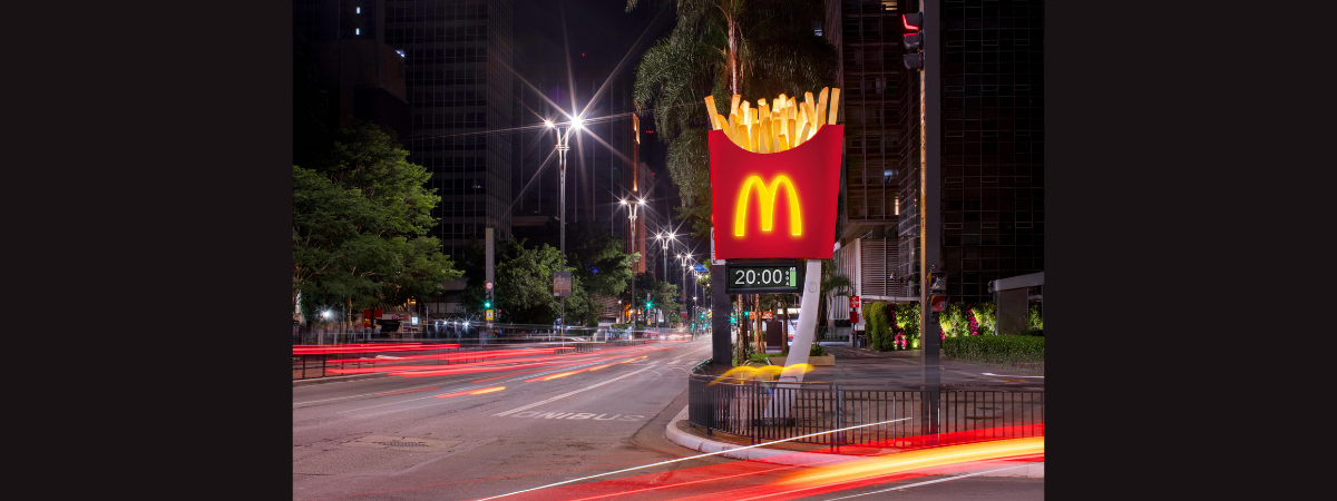 McDonald’s instala relógios no formato de McFritas nas ruas de São Paulo