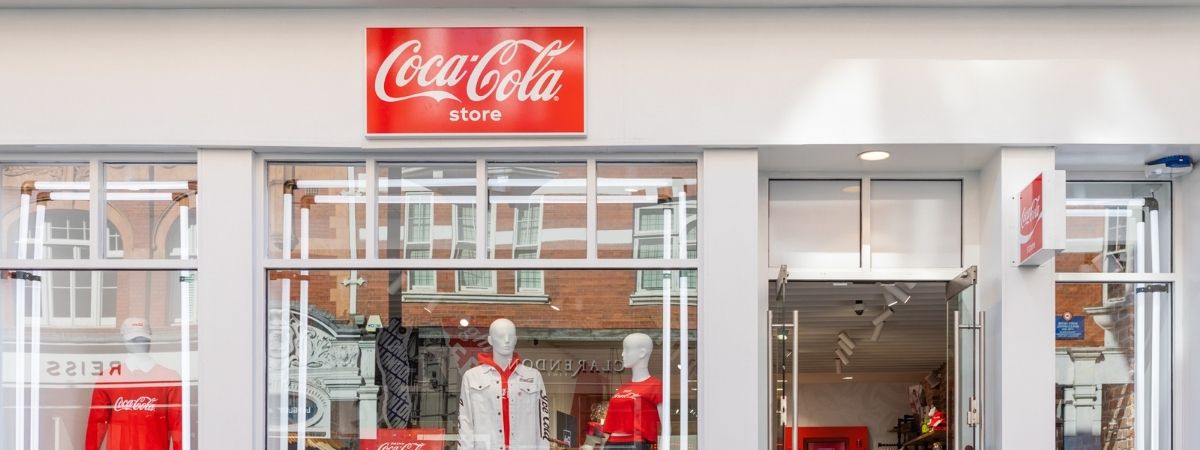 Coca-Cola aumenta sua presença na moda e no varejo