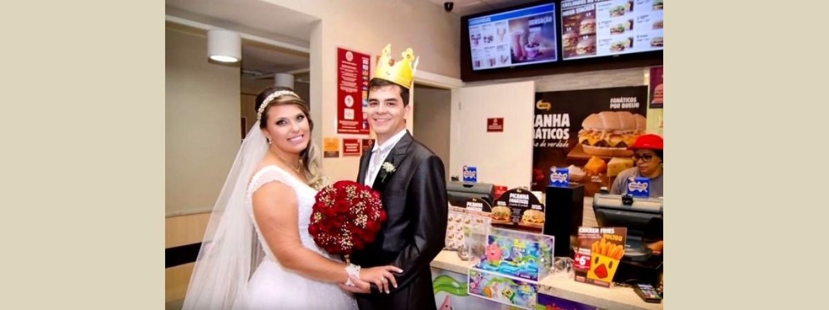 “Bodas de whopper”: Burger King dá whopper grátis para pessoas que mostrarem foto de casamento