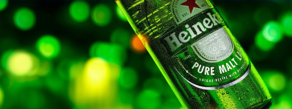 Heineken firma parceria para neutralizar CO2 na publicidade de suas campanhas