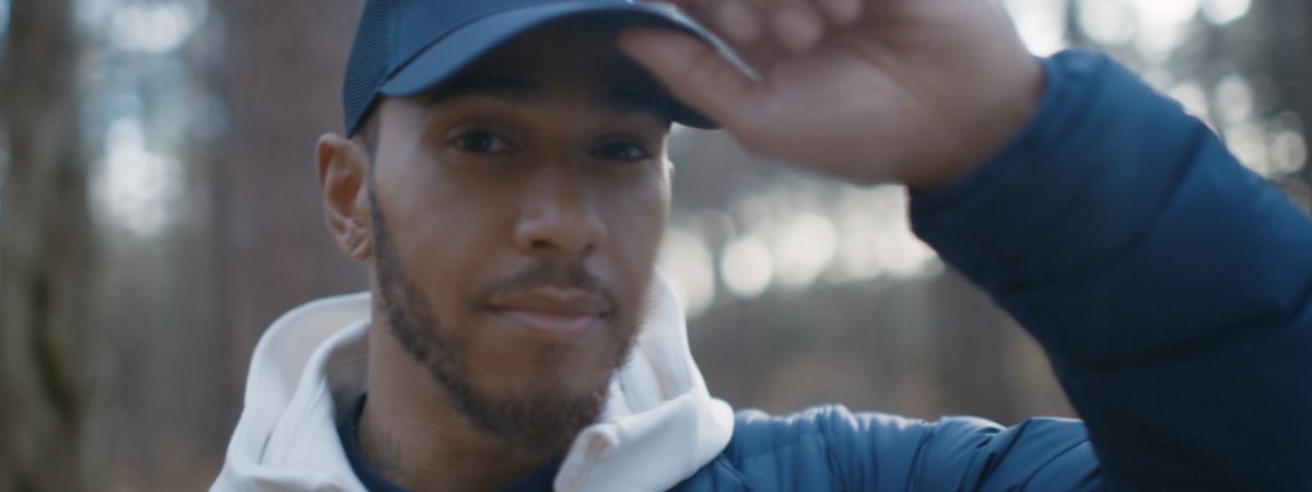 Lewis Hamilton volta a dar as caras novo filme para Itaú Personnalité