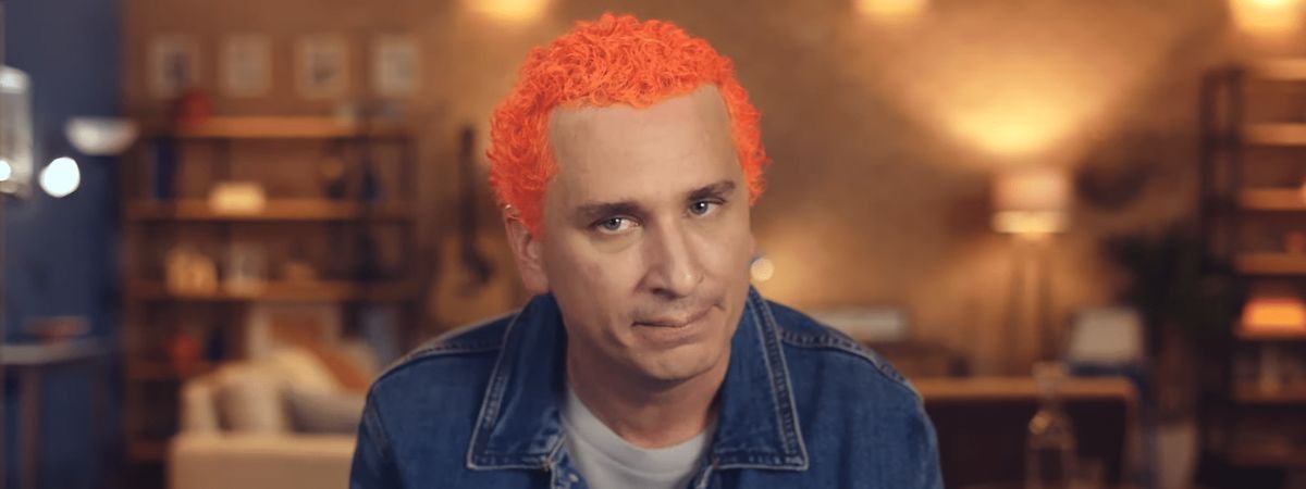 Rafael Portugal surge de cabelo laranja em nova campanha do Itaú Unibanco 