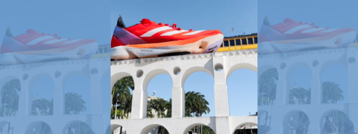 Adidas usa tênis gigante para promover corrida no RJ
