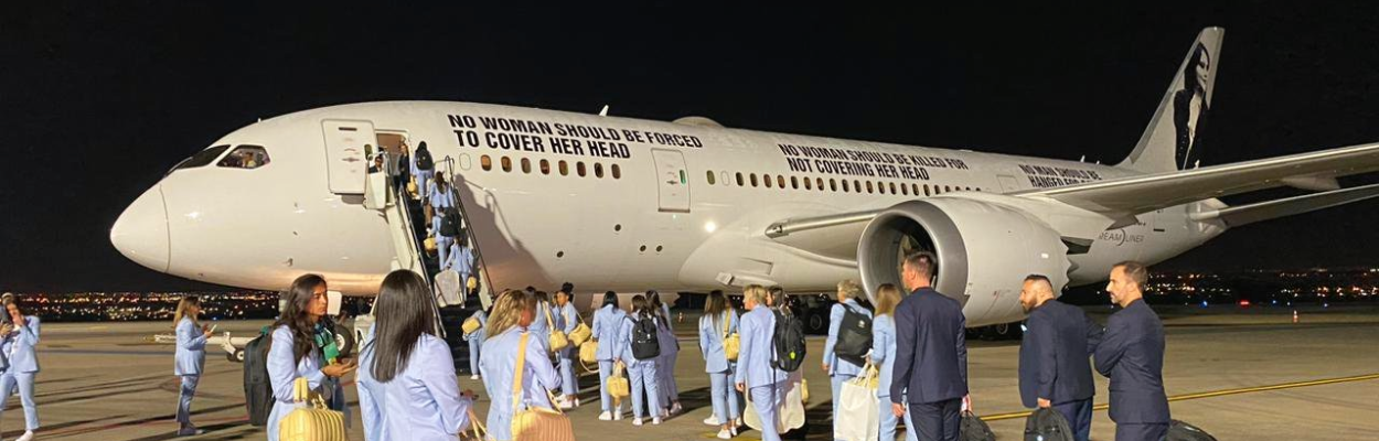Seleção Brasileira chega à Austrália em aeronave com mensagens de protesto