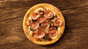 iFood lança pizzas em parceria com Alok, Pabllo Vittar e Luísa Sonza no The Town