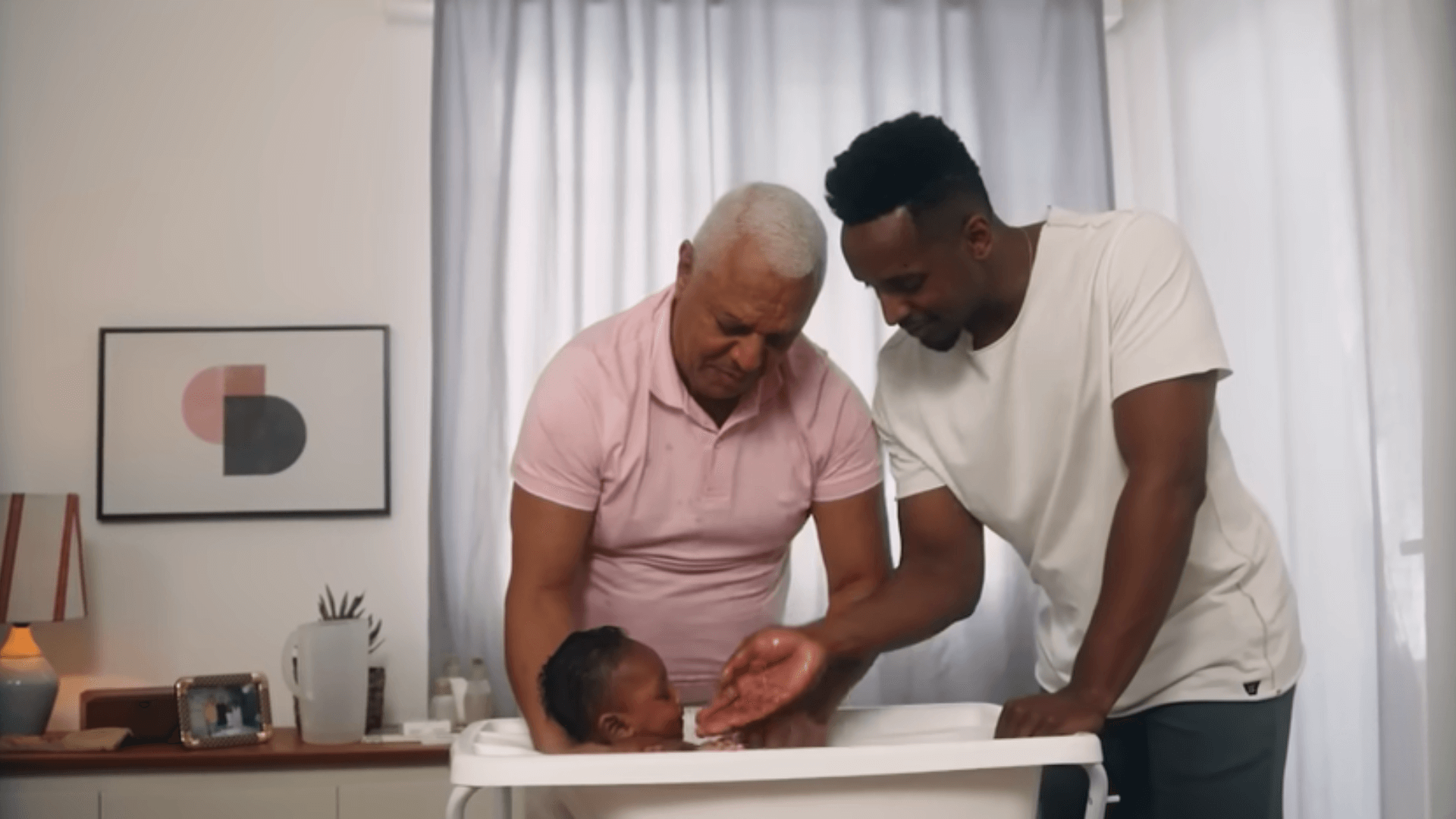 Campanha de Bepantol Baby celebra a paternidade ativa e a conexão entre gerações