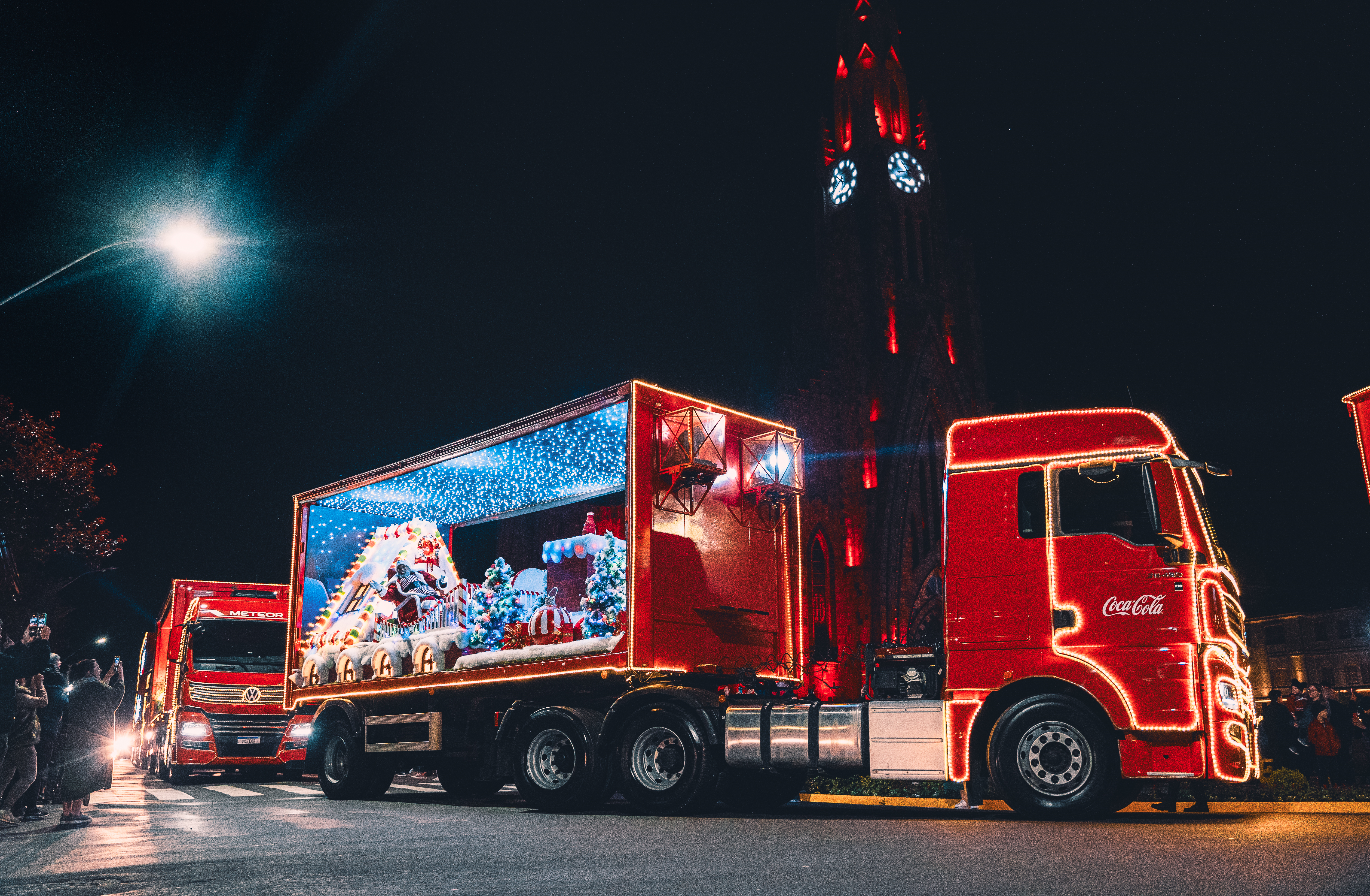 Ho Ho Ho! Caravana Iluminada da Coca-Cola leva espírito natalino a 70 cidades brasileiras