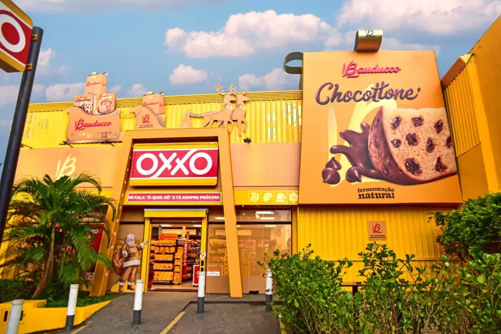 Em ação de Natal, Bauducco transforma lojas Oxxo em panettones gigantes