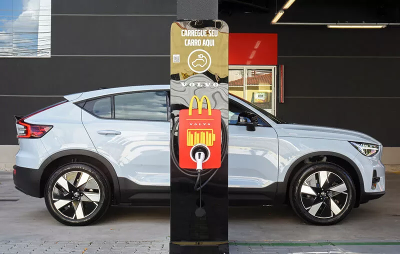 Volvo promove pontos de carregamento para veículos elétricos no McDonald’s
