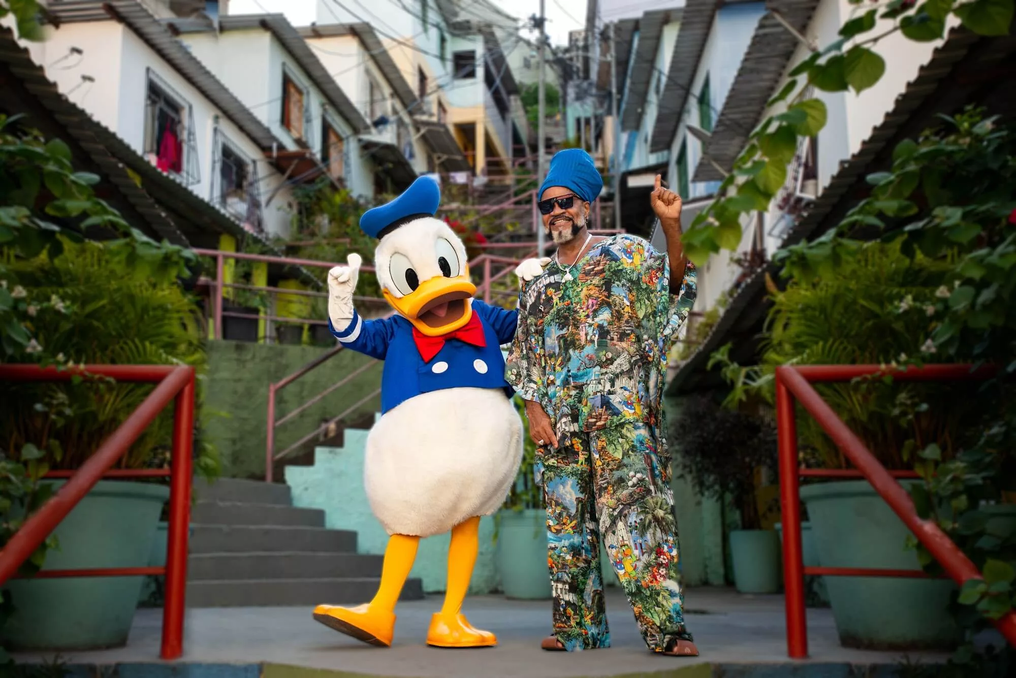 Donald e Carlinhos Brown aproveitam o passeio no Candeal (Foto: Equipe RG Produções)