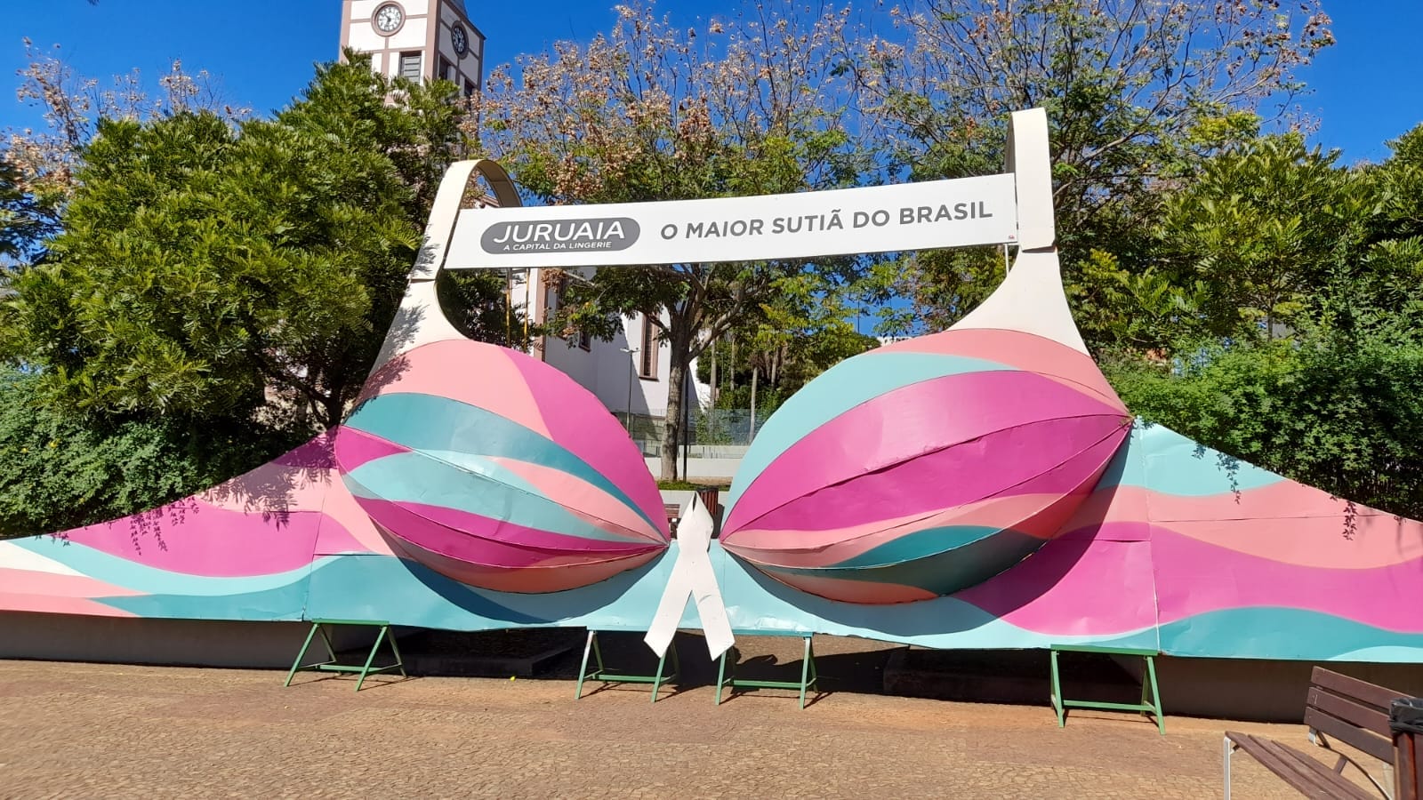Juruaia, capital da lingerie, se destaca com peças gigantes em ações OOH