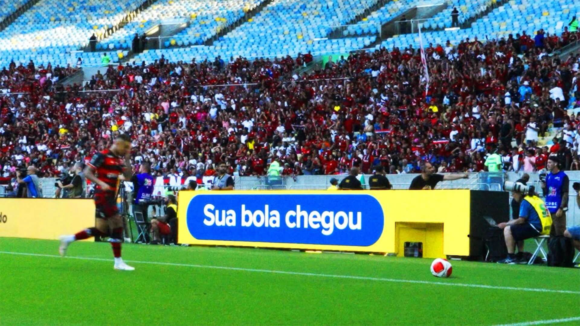 Patrocinador do Flamengo, Mercado Livre apresenta “Placa-Gandula” na Final do Campeonato Carioca