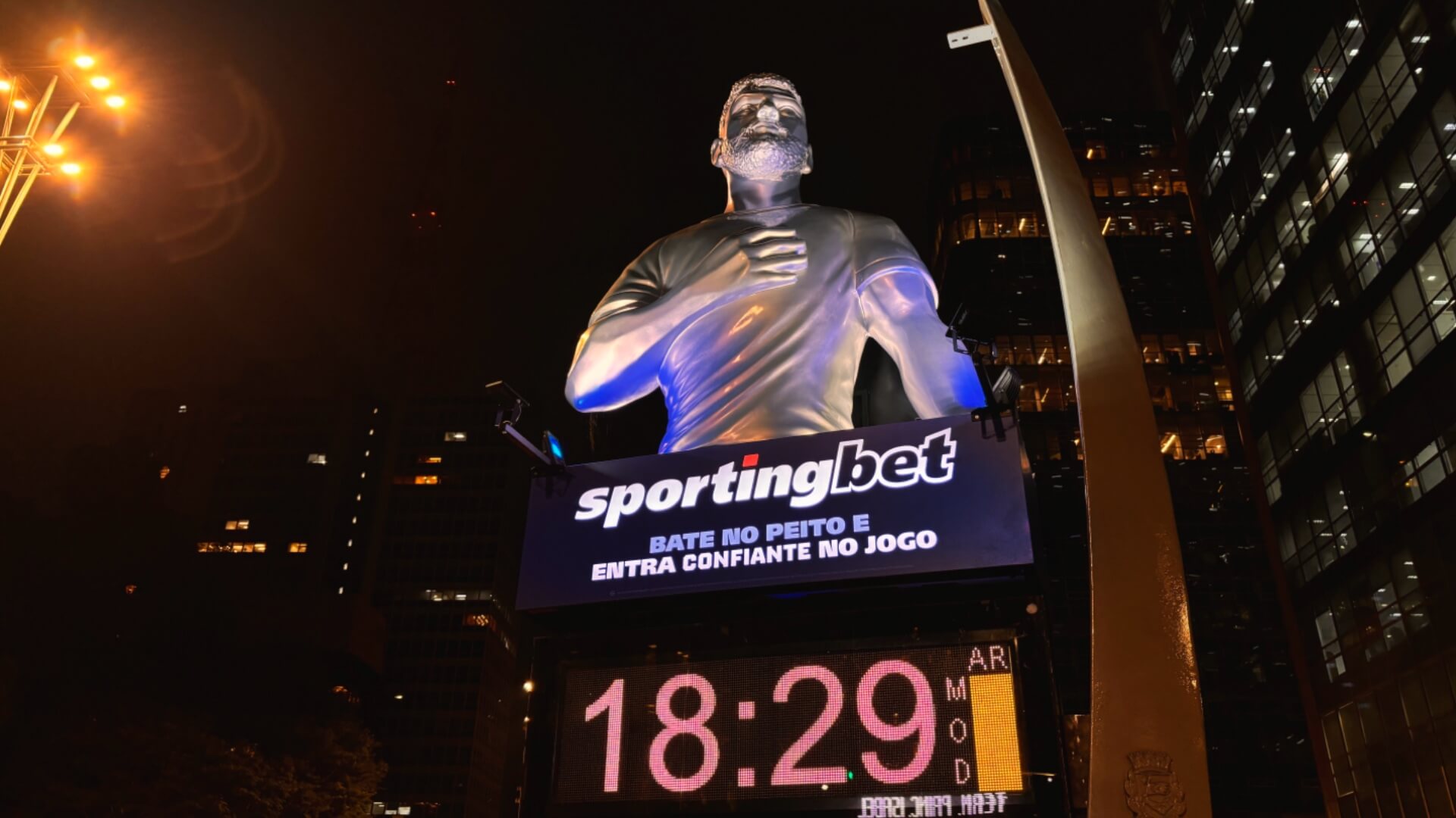 Sportingbet transforma Avenida Paulista com campanha OOH em relógio