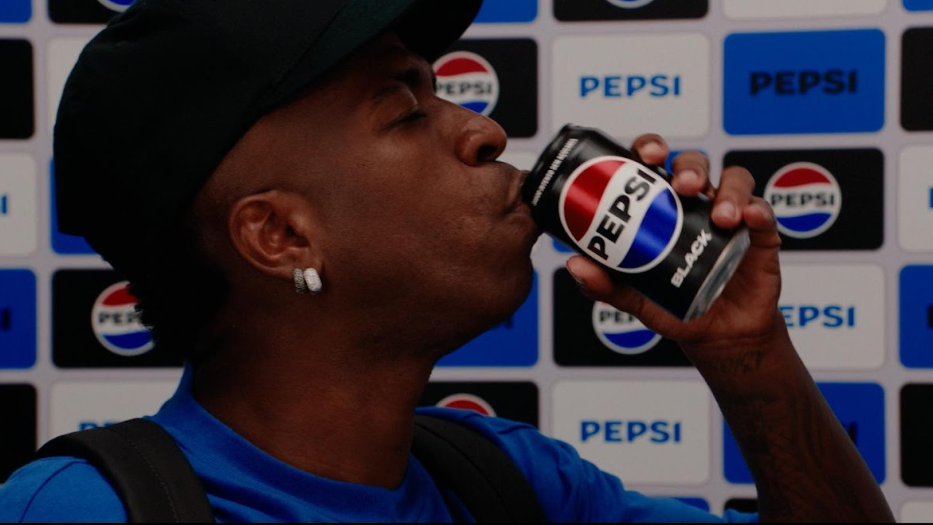 Pepsi Black revive momento icônico de Vini Jr. em campanha para UEFA Champions League