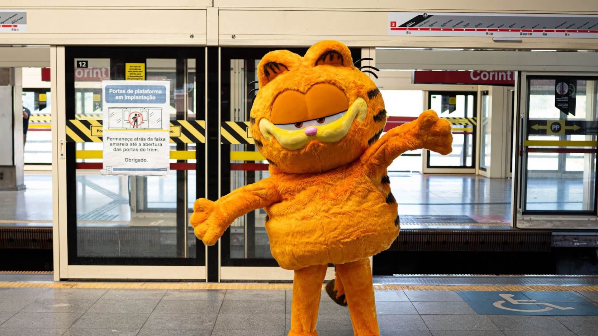 Garfield invade redes sociais e metrô de SP em campanha para novo filme