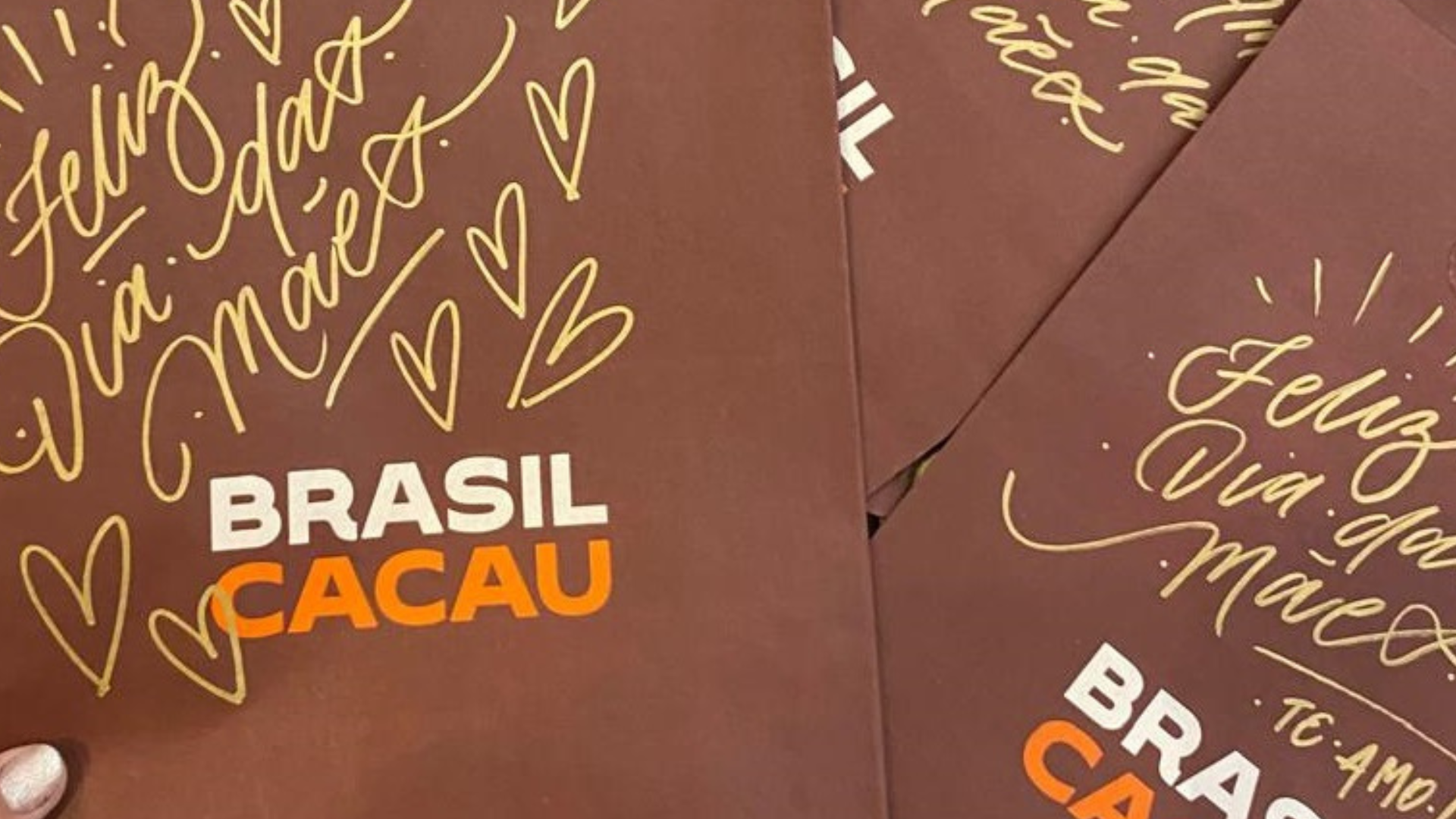 Brasil Cacau oferece personalização com lettering para presentes de Dia das Mães 