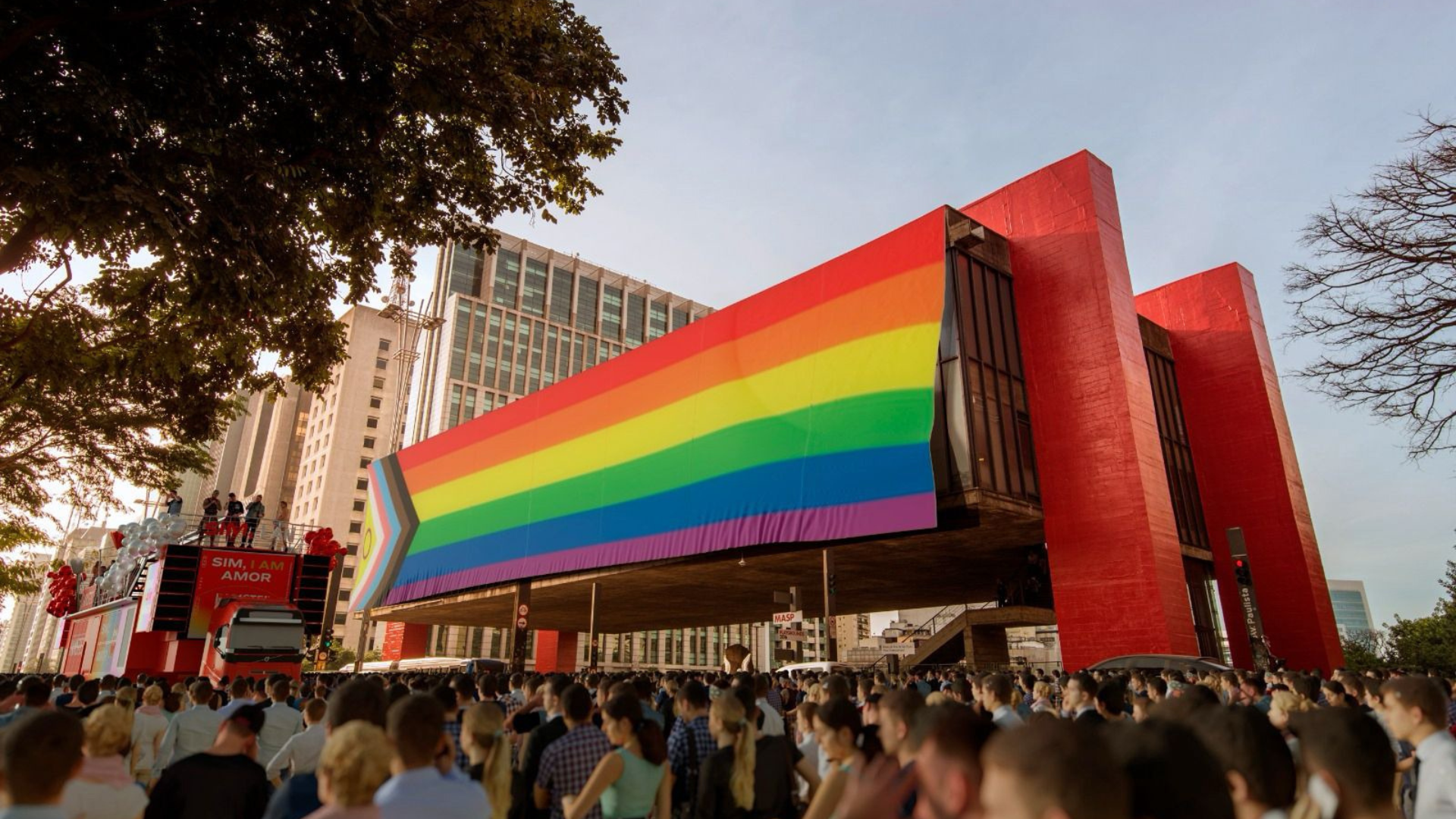 Castro Festival e Amstel promovem hasteamento da bandeira LGBTQIAPN+ no MASP, pela 1ª vez
