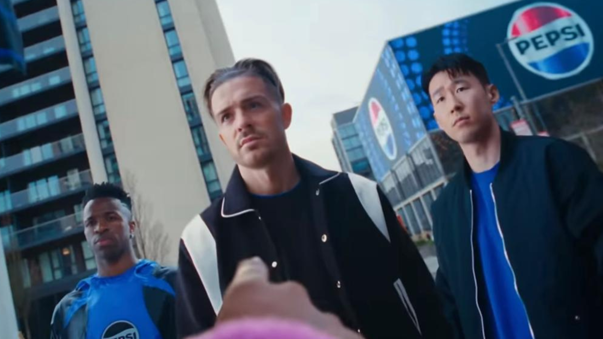 Em preparação para final da Champions League, Pepsi reúne estrelas do futebol em um jogo de rua 