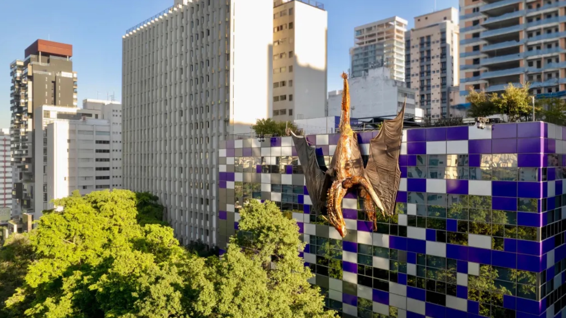 Dragão de ‘A Casa do Dragão’ domina prédio do Nubank em São Paulo