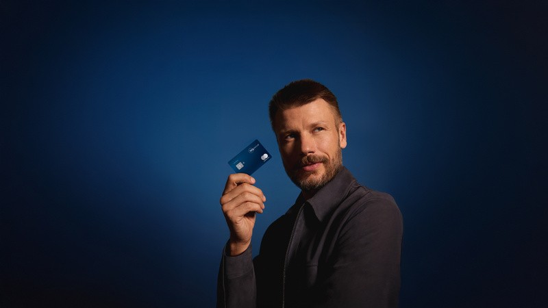 Rodrigo Hilbert protagoniza nova campanha do BTG Pactual