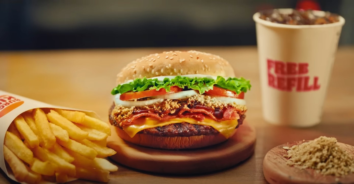 Burger King traz Thiaguinho e lança Whopper com farofa