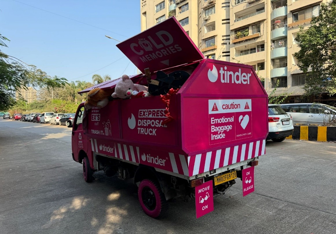 Tinder cria caminhão de lixo para jogar fora itens do ex