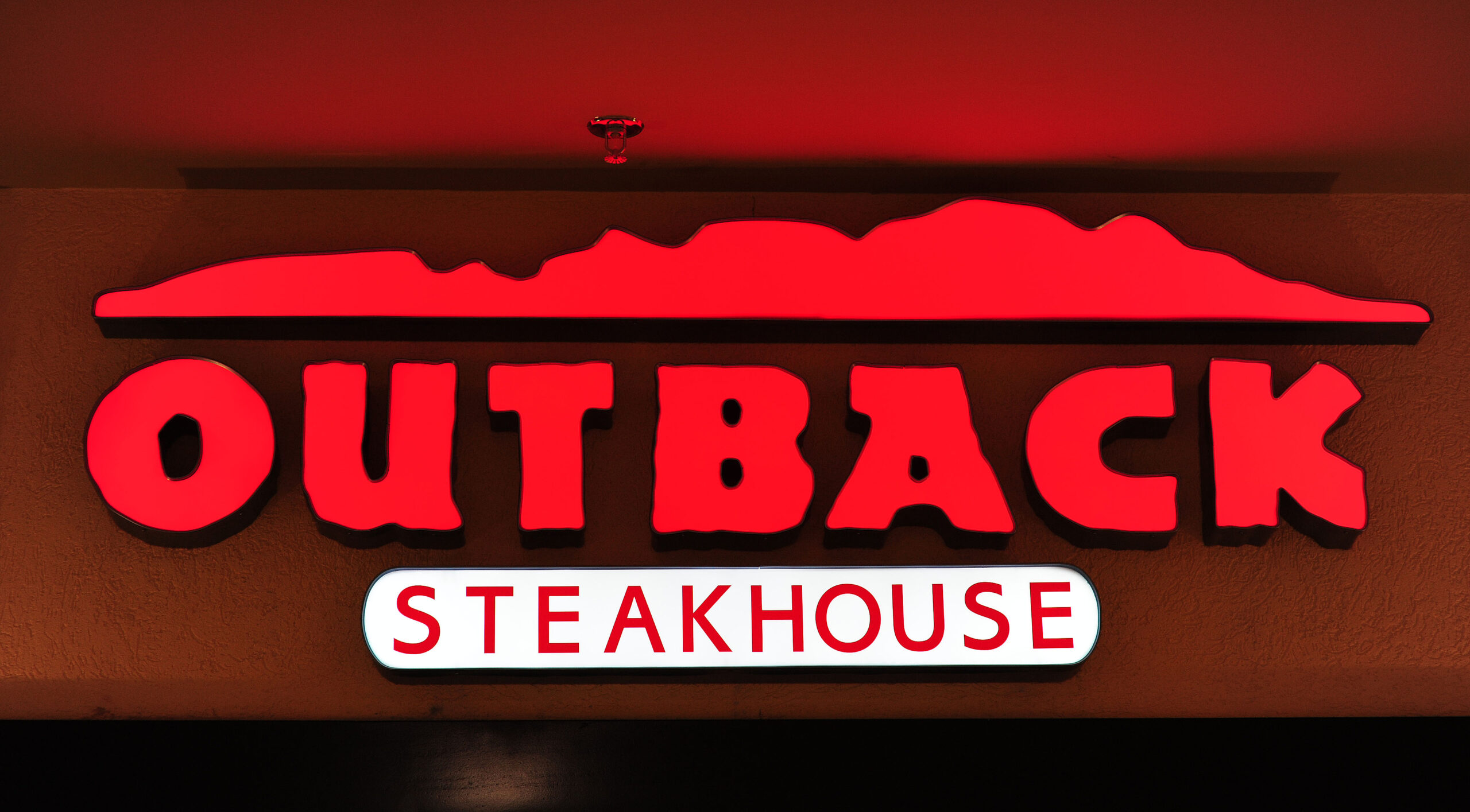 Outback coloca mesa como narradora em campanha